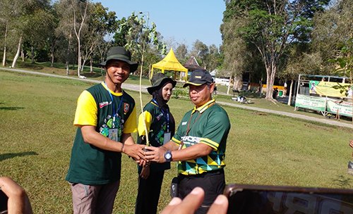 13 2klm serahkan bibit jpg