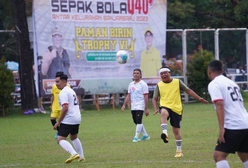 Digelar Pemprov dan Pemko Banjarbaru Turnamen Sepakbola U-40 Antar Kecamatan<br>Paman Birin cetak gol spektakuler 1 13 3klm gubernur paman birin jpg