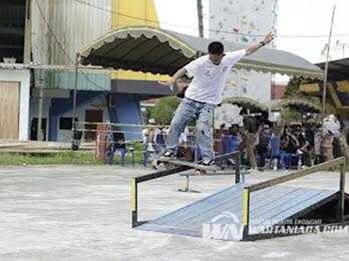 13 3klm pegiat skateboard jpg