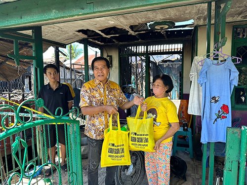 16 Foto Kapuas berikan bantuan kebakaran