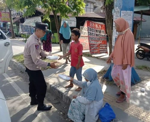 Jumat Berkah, Polsekta Banjarmasin Utara Berbagi Nasi Kotak 1 5 Jumat Berkah 3klm