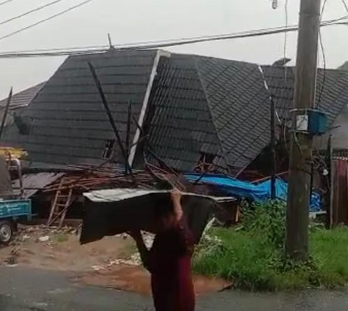Rumah Haji Sunali Diterpa Angin Kencang Roboh 1 Hal 10 3 KLm Roboh
