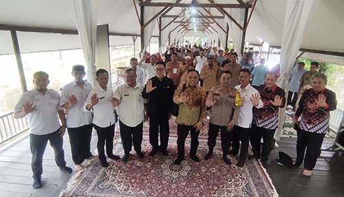 BNPT RI dan FKPT Kalsel Gelar Kenduri Desa Damai<br>Cegah Paham Radikal melalui Kearifan Lokal 1 Hal 10 4 KLm BNPT