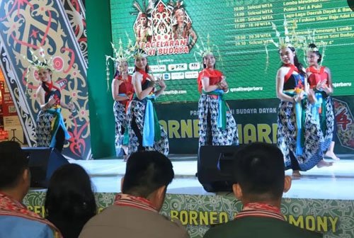 Borneo In Harmony, Pengenalan Budaya Suku Dayak 1 Hal 10 7 KLm BJB 2 Gabung
