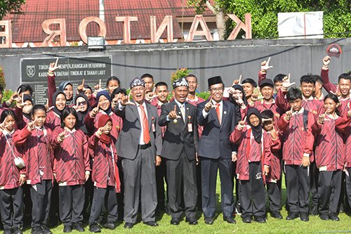 Lepas Atlet Popda Bupati : Semoga Bisa Meniru Perjuangan Pahlawan 1 Hal 11 Tala 3 klm 13