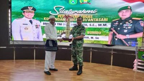 Sekda Sambut Kunjungan Silaturahmi Pengantar Tugas Danrem 101 Antasari 1 Hal 12 Tanbu 25 klm 7