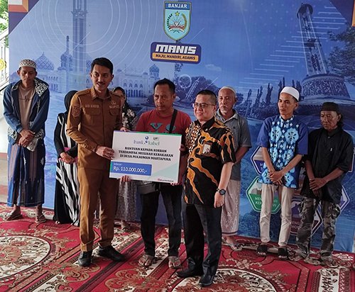 Hal 16 4 KLm Martapura Serahkan bantuan
