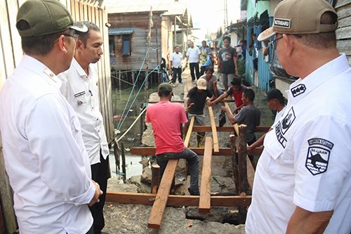 Dana Pribadi Bupati Perbaiki Jembatan Desa Rampa 1 Hal 16 K Baru 3 klm 1