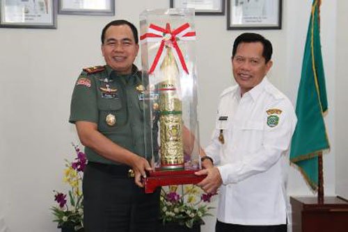 Pamit Pindah Tugas Danrem 101 Antasari Kunjungi Bupati Tapin 1 Hal 2 Rantau 4 klm 11