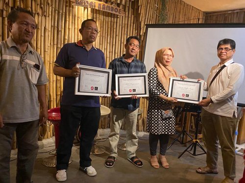 Promotor dan Pendukung Konser Kangen Lagu Banjar Diberi Penghargaan 1 Hal 9 3 Klm Promotor