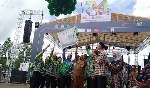 Harjad Banjarbaru Ke 24<br>Paman Birin : Bergerak Menjadi Juara 1 Hal 9 4 Klm Lepas Balon Lapsus gabung 1