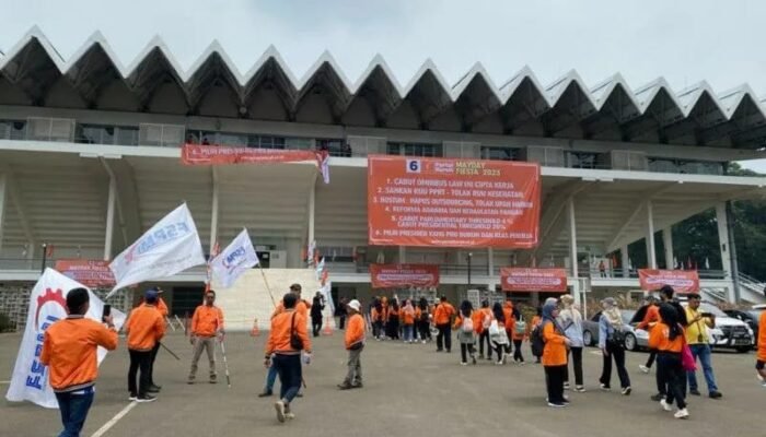 Massa Buruh Padati Istora Senayan