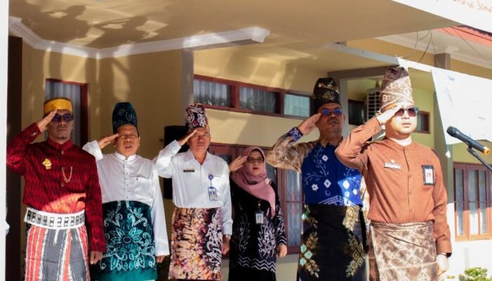 Nuansa Pakaian Adat Warnai Peringatan Hardiknas di Disdik Kabupaten HST