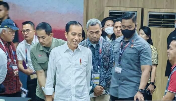 Presiden Jokowi Tinjau Media Center KTT ASEAN