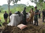 Rumah Ibi 'Dibongkar' Anggota TNI 32 Rumah Ibi ‘Dibongkar’ Anggota TNI