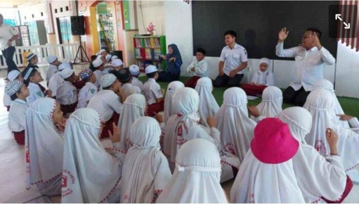 Serunya Wisata Edukasi Siswa SD At-Tarbiyah Al-Islamiyah Kota Banjarmasin di Perpustakaan Palnam