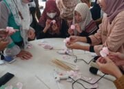 Dispersip HSU Ajari Pengunjung dan Perpustakaan Desa Pelatihan Pembuatan Buket Bunga 28 Dispersip HSU Ajari Pengunjung dan Perpustakaan Desa Pelatihan Pembuatan Buket Bunga