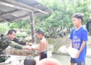 Anak-Anak Desa Hapulang, Hulu Sungai Tengah Ikut Bantu TMMD Bangun Poskamling 28 Anak-Anak Desa Hapulang, Hulu Sungai Tengah Ikut Bantu TMMD Bangun Poskamling