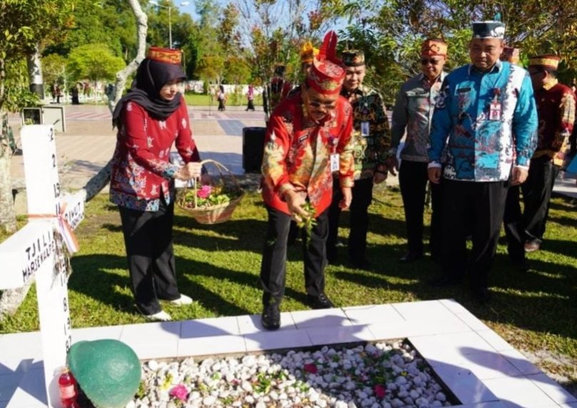 Peringati Harjad Ke-6, Pemprov Kalteng Ziarah Dan Tabur Bunga Di Taman ...