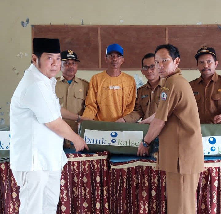 Karlie Hanafi Serahkan Bantuan Tenda 1 hal10 3klm