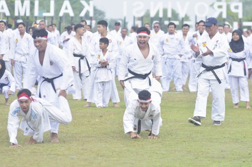 1 4 klm Kontrak Pemprov Latihan karate bersama Gubernur