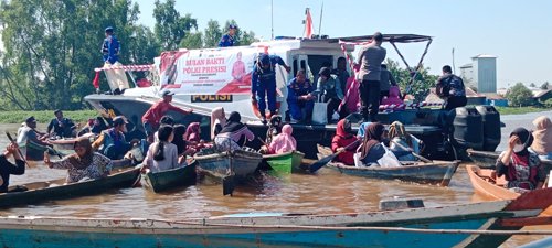 5 FOTO HL Bagikan Paket Sembako 3klm