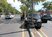 Hindari Sepeda Motor, CRV Naik ke Pembatas Jalan 13 Hindari Sepeda Motor, CRV Naik ke Pembatas Jalan