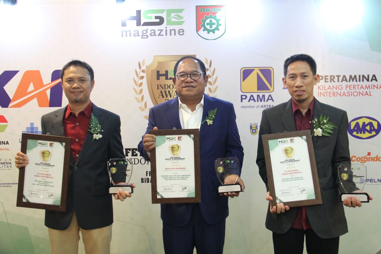 Pertamina Trans Kontinental Borong Tiga Penghargaan Dalam Ajang HSE Indonesia Award 2023 1 DOKUMENTASI Dari ki ka Dir Ops PTK Slamet Harianto Dirut Nepos MT Pakpahan VP HSSE Bakhtiar Nofti Cahyono