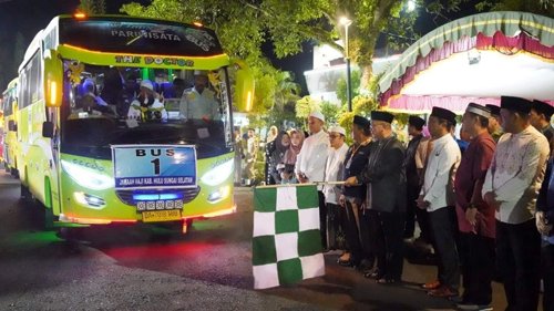 Bupati Berangkatkan Jamaah HSS Menuju Asrama Haji 1 Hal 12 HSS 1 3 klm 6