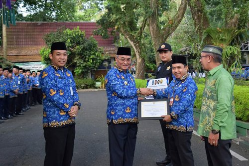 Pemkab HSS Terima Piagam PPD 2023 dari Bappenas 1 Hal 12 HSS 3 klm 12