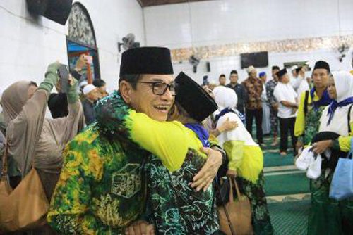 Sekda Lepas Keberangkatan 233 Jamaah Calon Haji Kotabaru 1 Hal 16 K Baru 3 klm 6