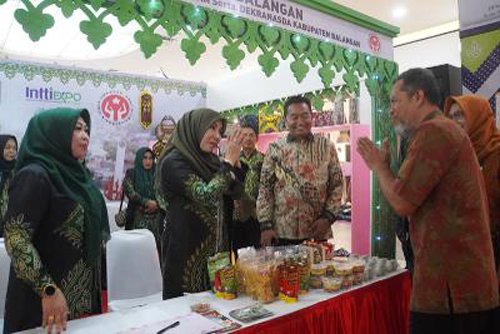 Bunda Sri Potong Pita di Intt Expo 2023 Solo 2 Hal 2 Bal 2 3 klm