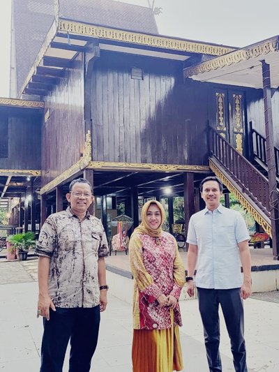Anjungan Kalsel di TMII “Meeting Point” Baru Urang Banua : Bertahan Demi Sejarah, Berbenah Ramah Anak & Disabilitas 1 Hal 9 3 Klm Anjungan