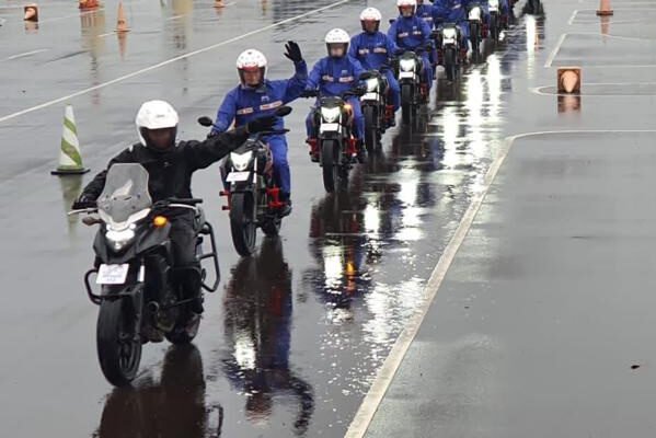 Trio Motor Berbagi Tips Memilih Jas Hujan Yang Aman Saat Dipakai