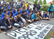 Karena Tidak Ditemui Dewan, Aksi Demontrasi Sempat Ricuh 8 Karena Tidak Ditemui Dewan, Aksi Demontrasi Sempat Ricuh