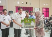 Aditya Bagikan Bantuan Sosial Melalui Program RT Mandiri