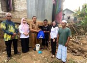 Dinsos P3AP2KB Serahkan Bantuan Korban Longsor