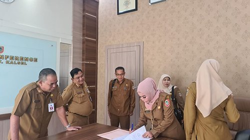 Dispersip Pinjamkan Koleksi Buku Pojok Baca BKD Kalsel 1 hal9 2klmdispersip