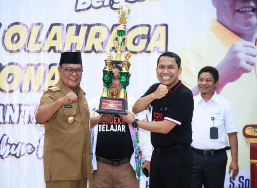 1 35 klm Kontrak Pemprov 11 Paman Birin secara resmi membuka olimpiade olahraga siswa nasional