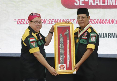 1 35 klm Kontrak Pemprov 27 Paman Birin dianugrahi medali kehormatan