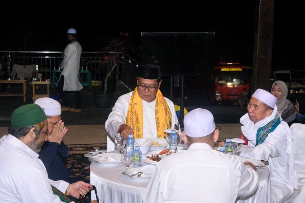 Guru Hadi Ajak Umat Terus Belajar Ilmu Agama<br>Shalawatan Rutin Bersama Paman Birin 1 1 35 klm Kontrak Pemprov 5 Shalawan bersama paman Birin