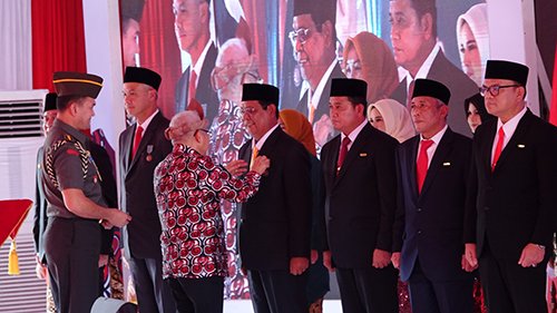 1 4 klm 5 cm Kontrak Pemprov 6 Paman Birin raih penghargaan Satyalenca wira karya