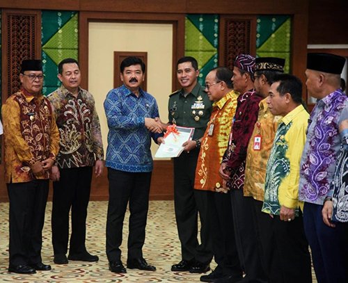 1 4 klm Kontrak Pemprov 13 Serahkan sertifikat