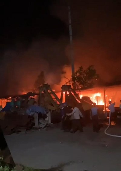 Api Berkobar di Perusahan PT Wijaya Triutama Plywood Indrusti 1 5 Kebakaran 3klm