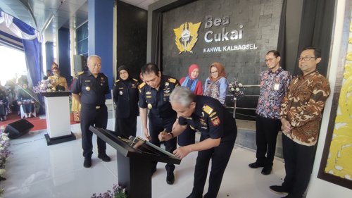 Kanwil DJBC Kalimantan Bagian Selatan<br>Bisa Bantu Dunia Usaha dan UMKM Banua Untuk Ekspor 1 8 4klm 10