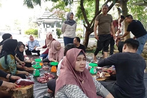 Pemko Banjarbaru Bagikan Daging Kurban ke Penyandang Disabilitas 1 Hal 10 2 KLm.htm BJB 2