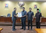 Wakil Wali Kota Banjarbaru Sampaikan KUA PPAS 2024 ke DPRD 14 Wakil Wali Kota Banjarbaru Sampaikan KUA PPAS 2024 ke DPRD