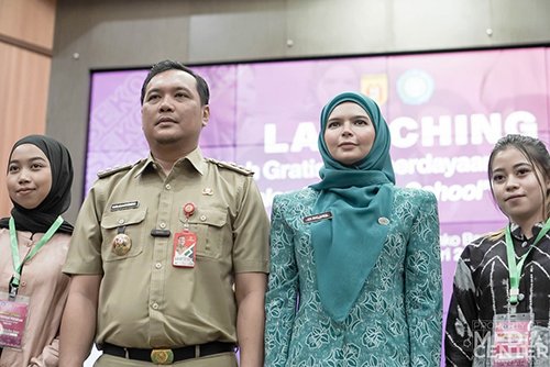 Aditya-Vivi Terima Penghargaan Manggala Karya Kencana BKKBN 1 Hal 10 4 KLm BJB 1