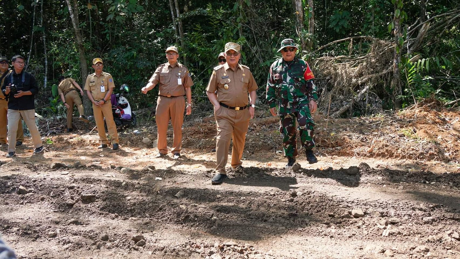 Bupati Tinjau Pelaksanaan TMMD ke-117 Kodim 1003/HSS 1 Hal 12 HSS 3 klm 20