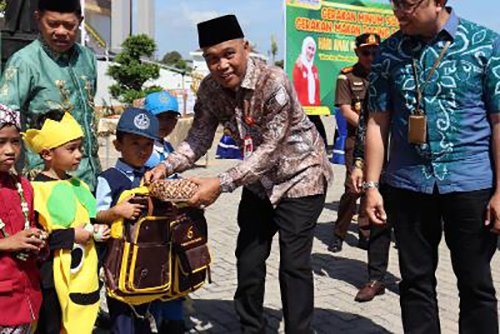 Hari Anak Nasional <br>Bupati dan Wabup Kampanyekan Minum Susu Bersama Anak-Anak 1 Hal 12 Tapin 35 klm 17